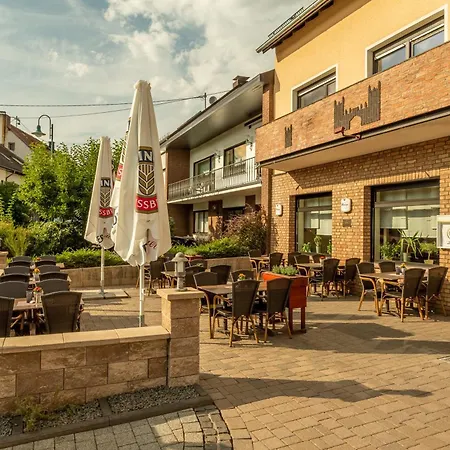 Restaurant Zur Neroburg 호텔 3*