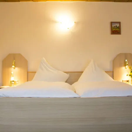 Restaurant Zur Neroburg ホテル 3*