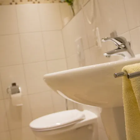 Restaurant Zur Neroburg 호텔 3*