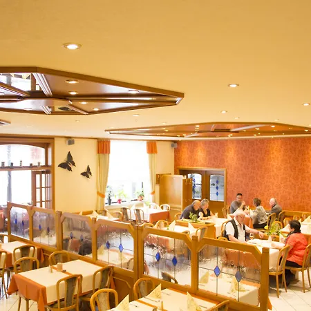 Restaurant Zur Neroburg 호텔 3*