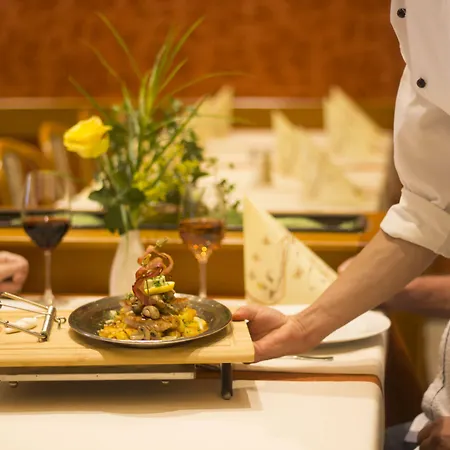 Restaurant Zur Neroburg ホテル Neroth