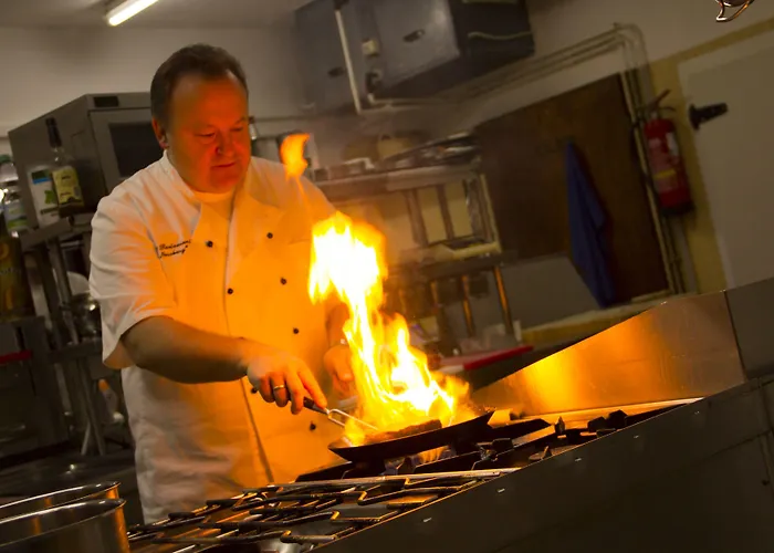 Hotel Restaurant Zur Neroburg 3*